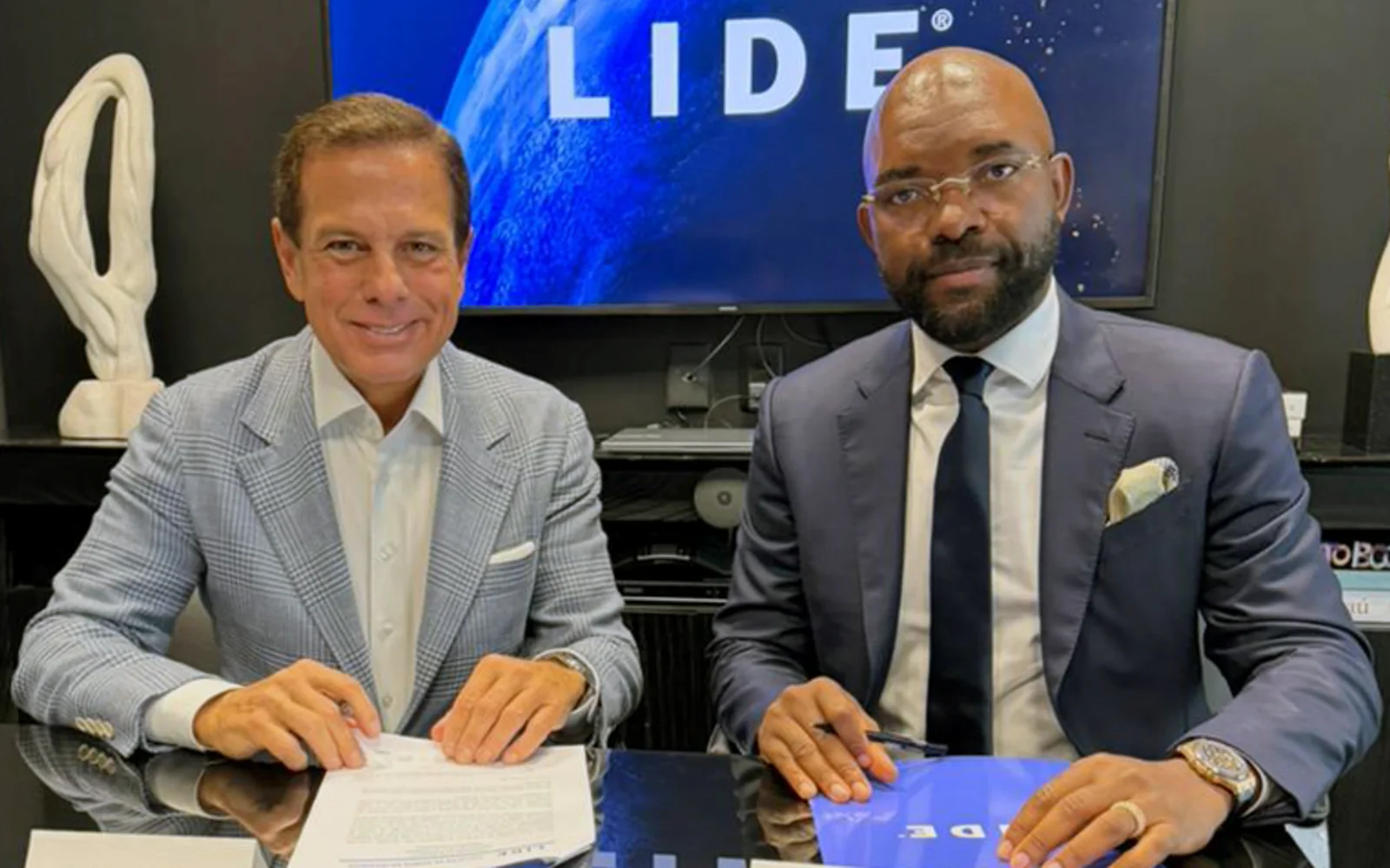 João Doria and Venceslau Andrade presenting the LIDE Angola unit agreement