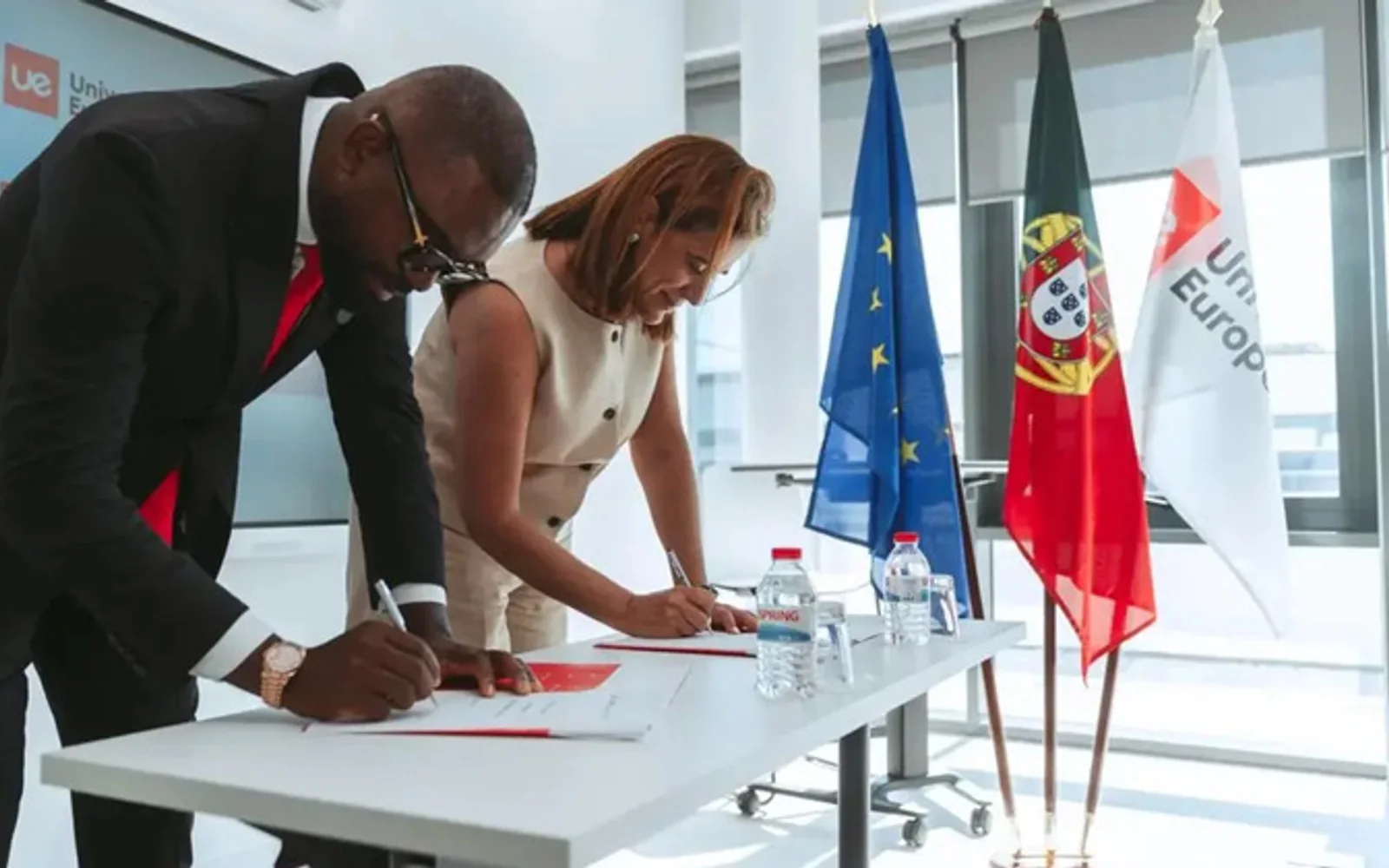 Venceslau Andrade and Hélia Gonçalves Pereira signing the agreement between Grupo FACUL and Universidade Europeia